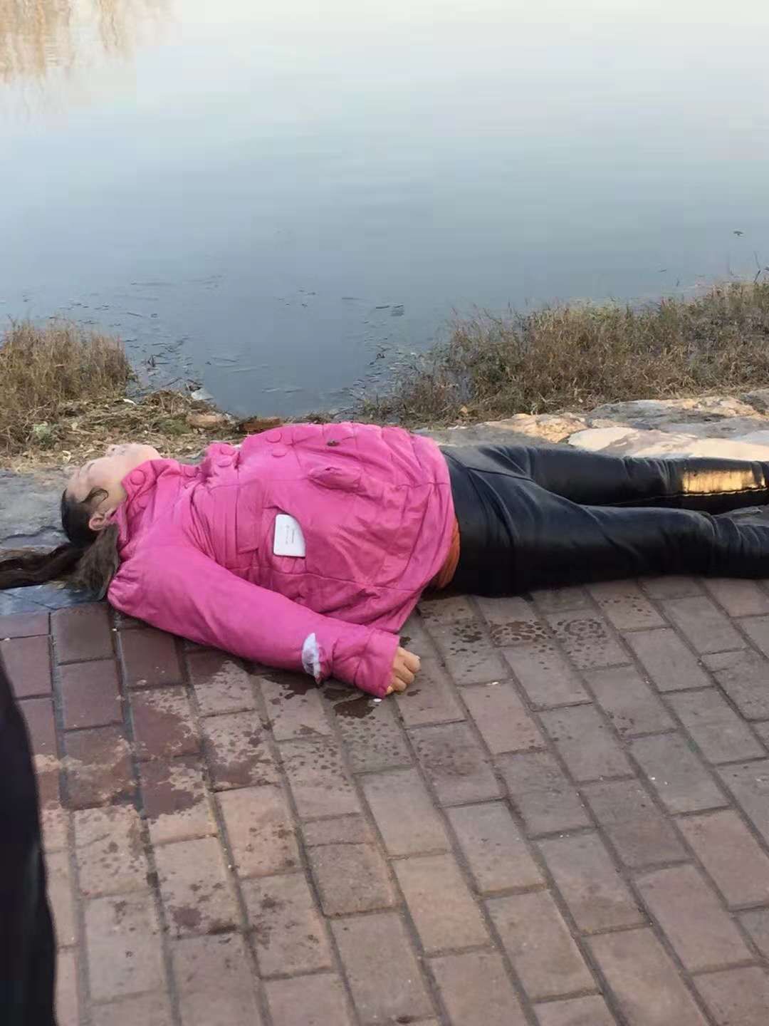 网友发来视频南阳白河淯阳桥下发现一具无名女尸