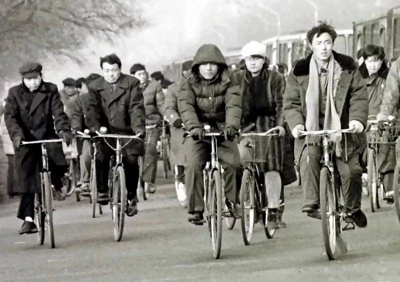 80年代,人们出行大多靠自行车,赶早上班的自行车队伍.