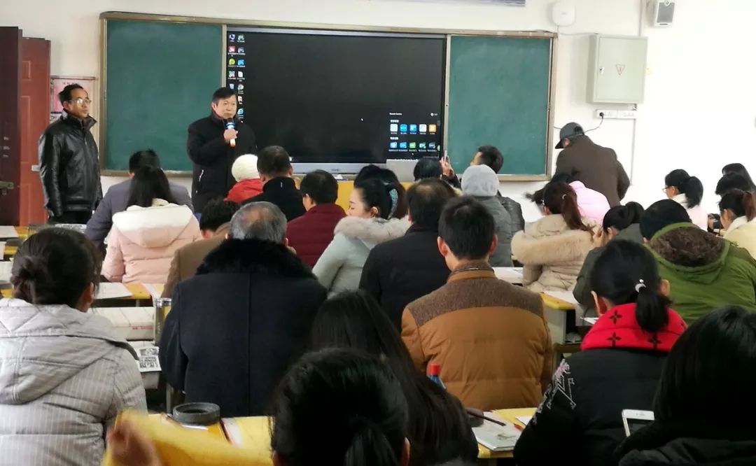 培训的纪律和要求,实验小学罗敏老师代表全体参训教师从树立纪律意识