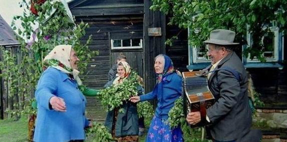 俄罗斯的乡下生活:妇女光着脚穿裙子打扫院子_农村