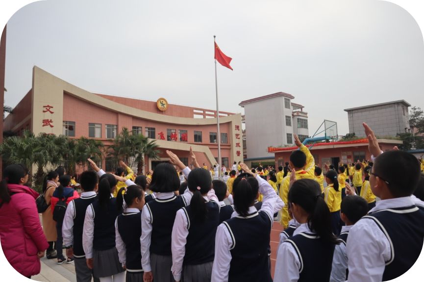 三地四校师生共同参加民乐小学的升旗仪式孩子们津津有味地观看舞蹈