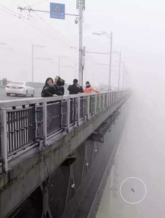 咔嚓一下，照片中的人就消失了！