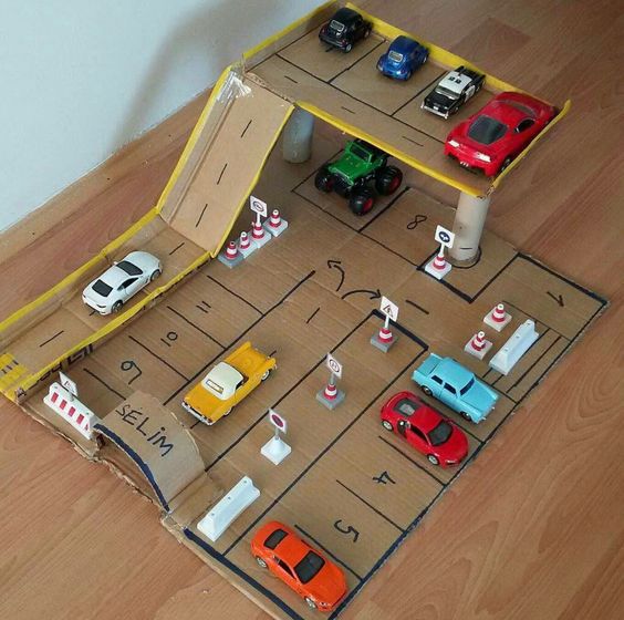 利用纸箱制作迷你的场,停车场,将家里的玩具小车都拿出来玩.