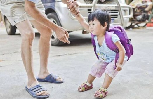 利用小孩与其他小朋友一起在门外玩,没有家人看管的机会将孩子拐走.