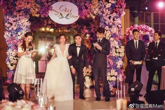 阿嬌賴弘國在領證結婚現場，熱吻、戴婚戒、親密耳語秀恩愛 娛樂 第10張