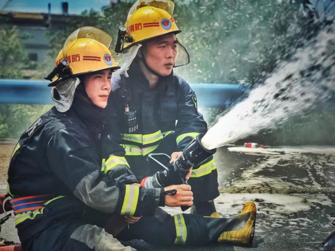 在这和平的年代他们还担负着最危险的工作消防铁人firefightingiron