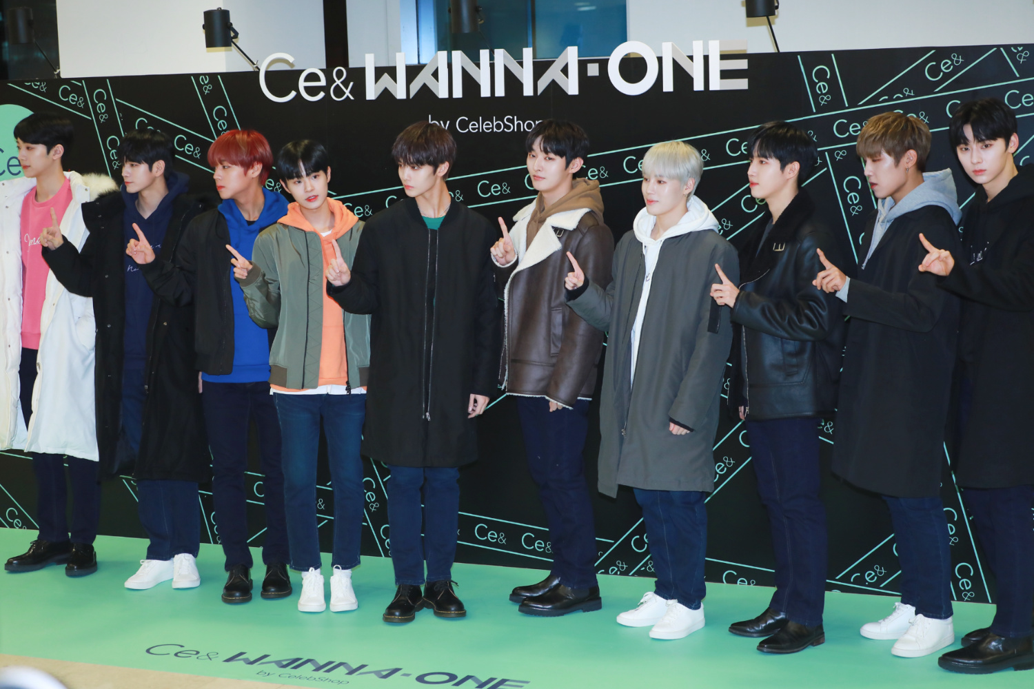 wannaone10人亮相品牌活动 10人10色惹人心动