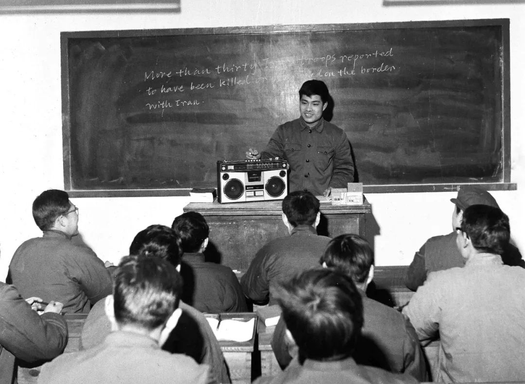 80年代外语课课堂今日学生在语音教室上外语课第十七届田径运动会