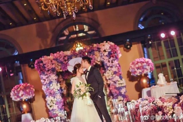 阿嬌賴弘國在領證結婚現場，熱吻、戴婚戒、親密耳語秀恩愛 娛樂 第11張