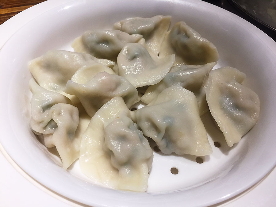 虾仁三鲜饺子里面有一颗完整的虾仁,搭配着猪肉末和韭菜,鲜而不腻.