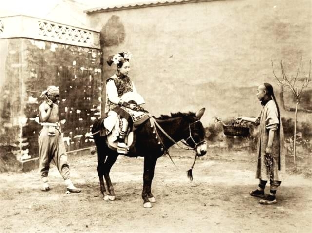 清末民初的老北京珍贵影像,图五是小媳妇骑毛驴回娘家