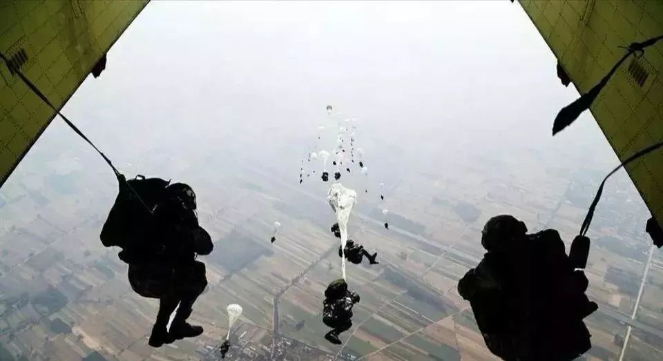 汶川地震"空降兵十五勇士"合影这并不是伞降最高的高度,但他们携带