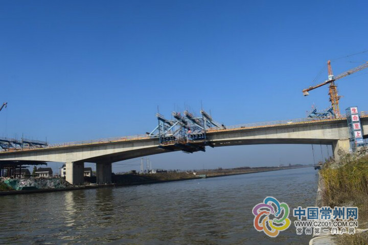 常州溧高高速芜申运河大桥首个边跨梁顺利合拢