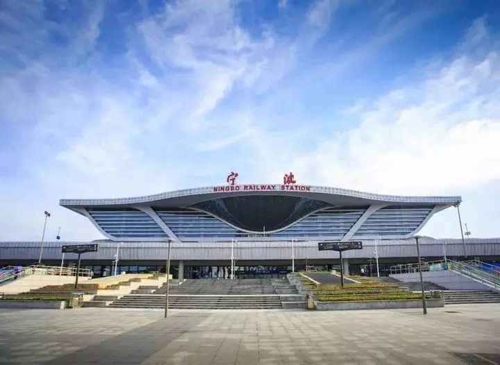 根据最新的宁波铁路枢纽规划, 未来的宁波西站将与宁波机场航站楼