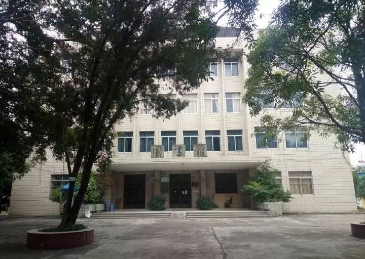 (钦州学院西校区图书馆) (北部湾大学图书馆) 学校建筑 (1973年建成的