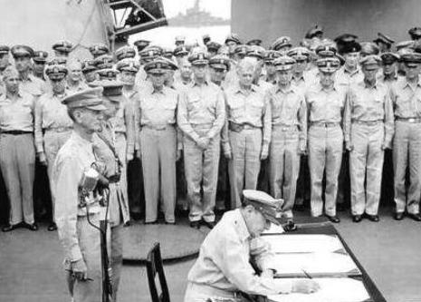 日本投降仪式上，麦克阿瑟为何用五支笔签协议？这个原因让人解气