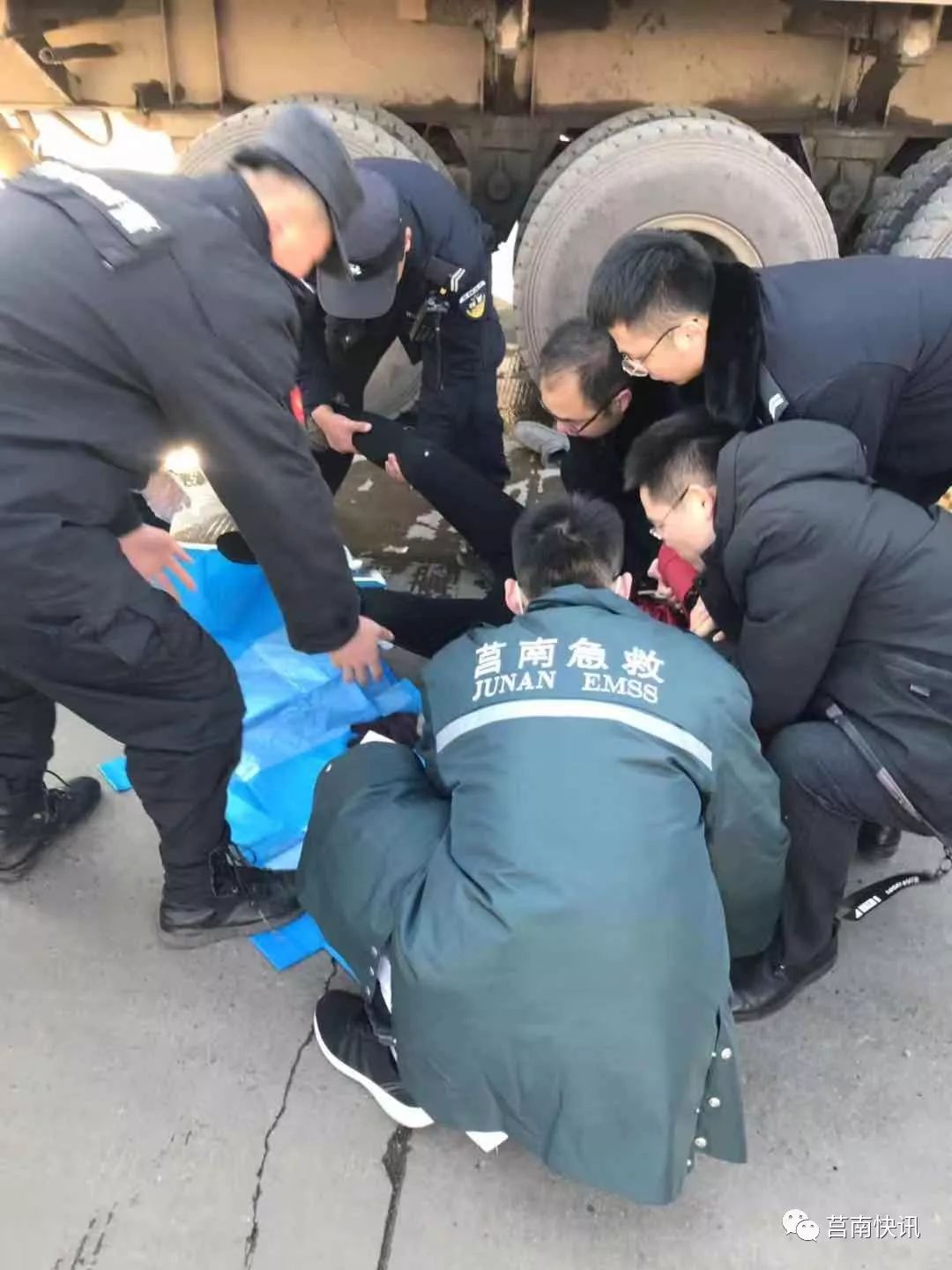 大货车"闯黄灯"惹祸!莒南县城南环路上,女子被碾压车底