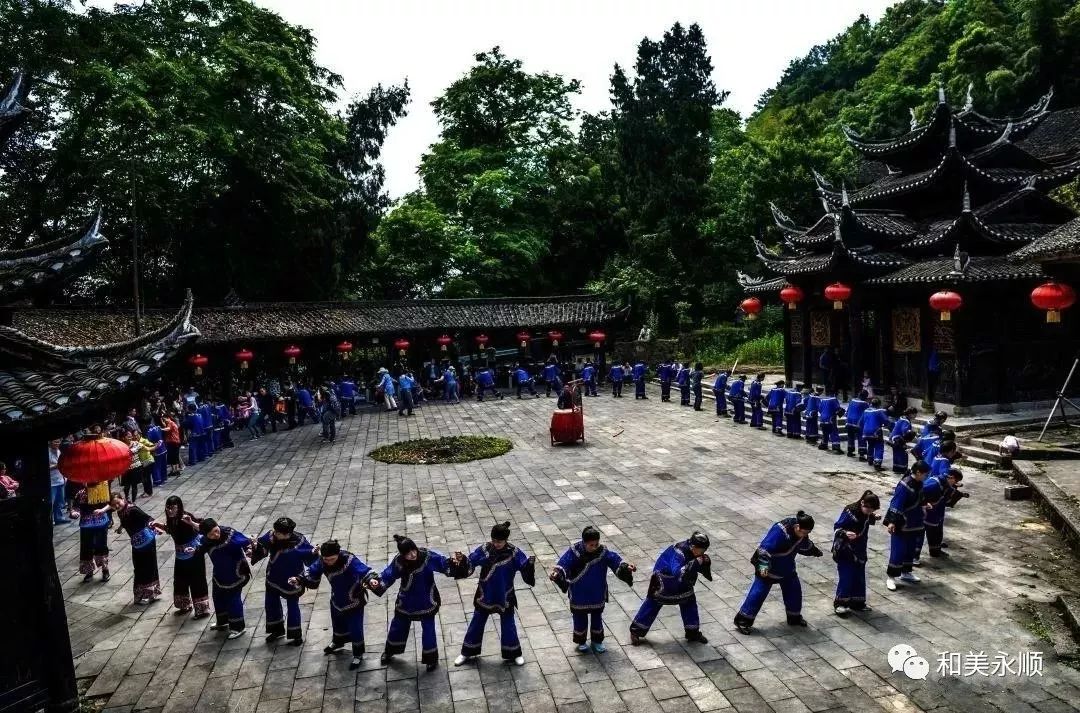 推动旅游与城镇化结合起来,建设芙蓉镇,塔卧镇等一批旅游特色小镇.