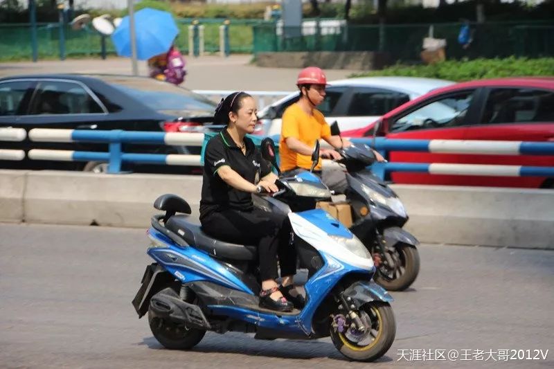 山城纪实 | 实拍重庆街头的近百位摩托车手_女子