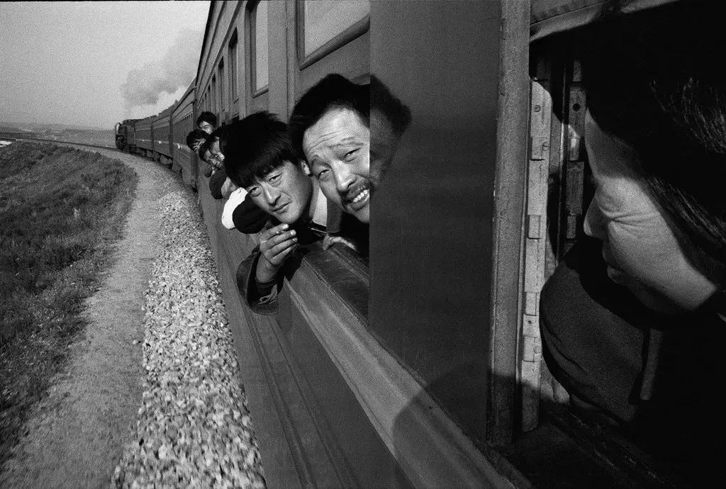 1998年,通辽至集宁的火车上旅客从车厢探出头来. 王福春 摄
