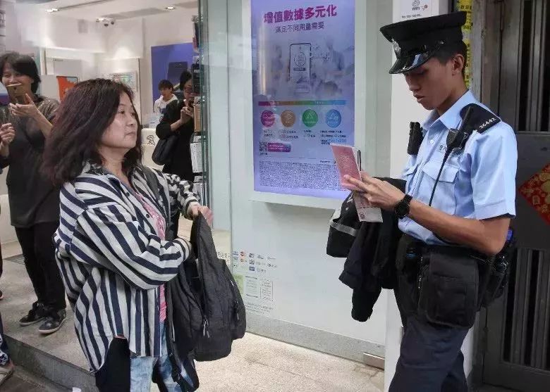 香港街头天降银纸!过百路人混乱疯抢,到底发生咩嘢事.