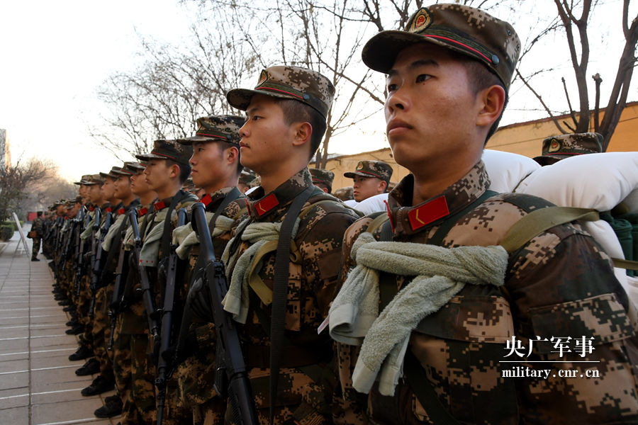 武警北京总队:新兵野营拉练助力"破茧成蝶"