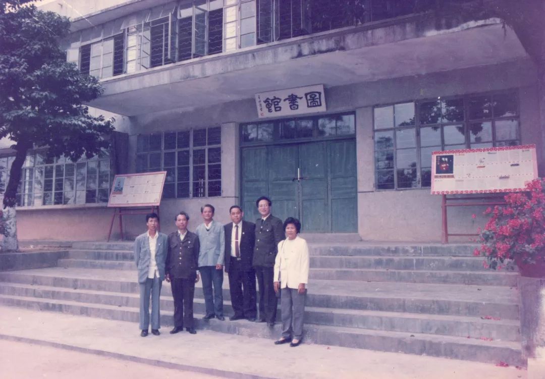 (钦州学院西校区图书馆) (北部湾大学图书馆) 学校建筑 (1973年建成的