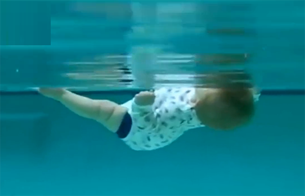 寶寶哭鬧不止，被媽媽一把按到水裡，寶寶直接沉到水底，太狠心了 親子 第5張