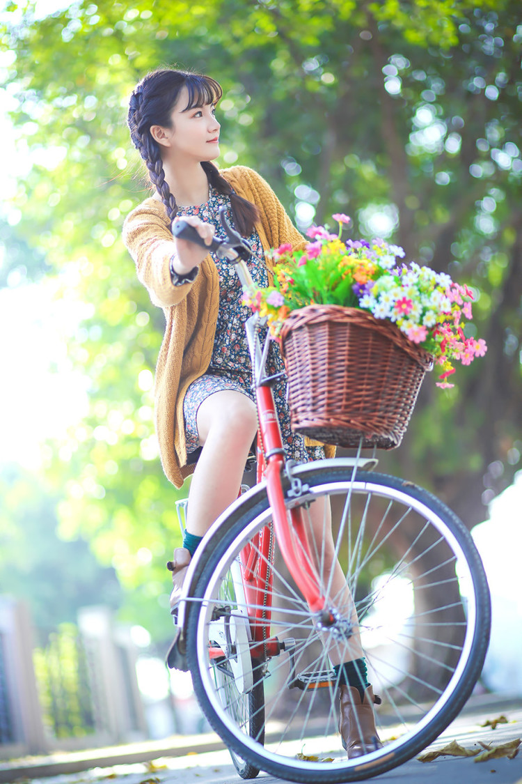 单车甜美少女麻花辫写真美图