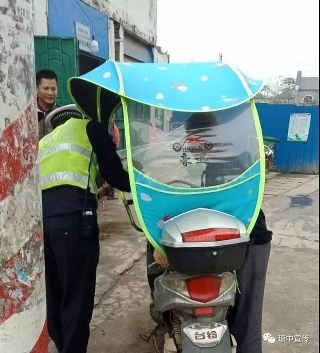 莫因挡雨忘了安全!琼中交警整治摩托车加装遮阳伞