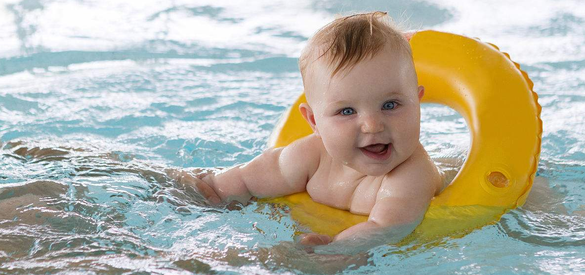 婴儿游泳促进宝宝大脑发育，一旦错过这个阶段，后悔也晚了
