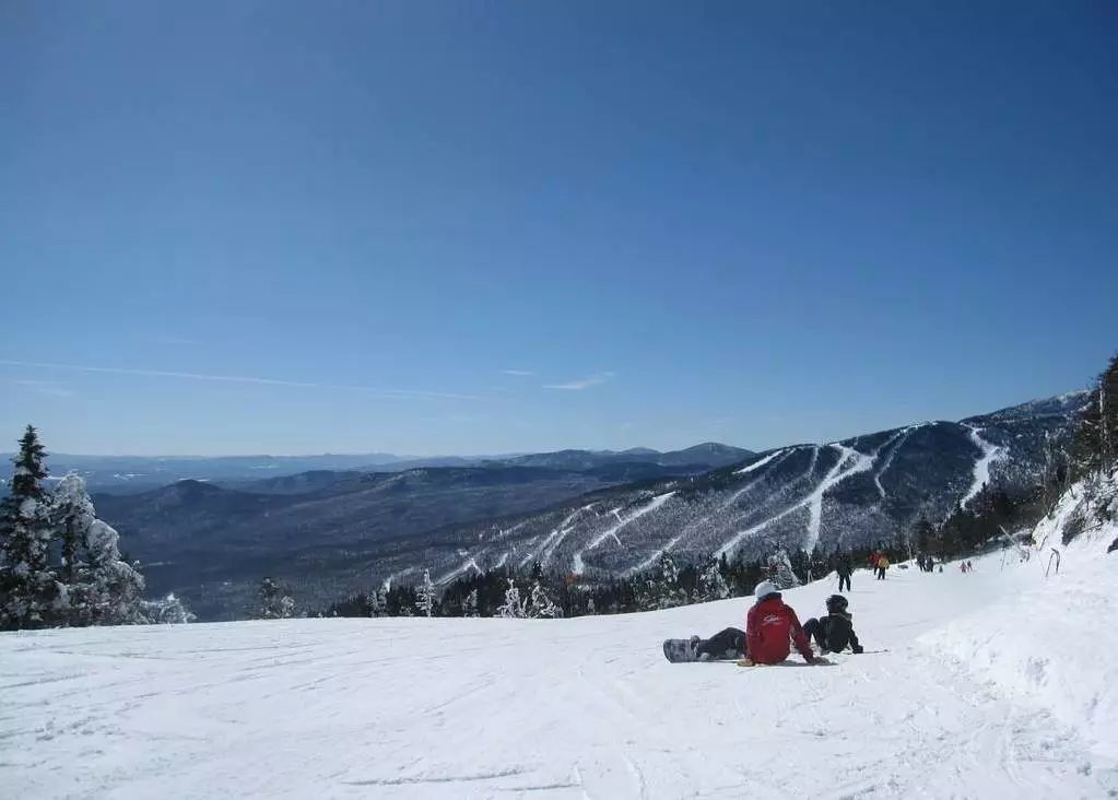 六盘山滑雪场位于宁夏泾源县六盘山镇周沟村,距固原及甘肃平凉市区只