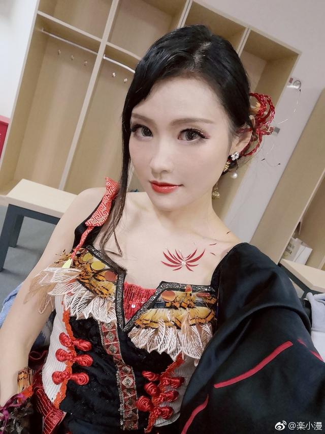 漫游cosplay精英赛舞台现场人头攒动,乐小漫等嘉宾的表演,更是将现场