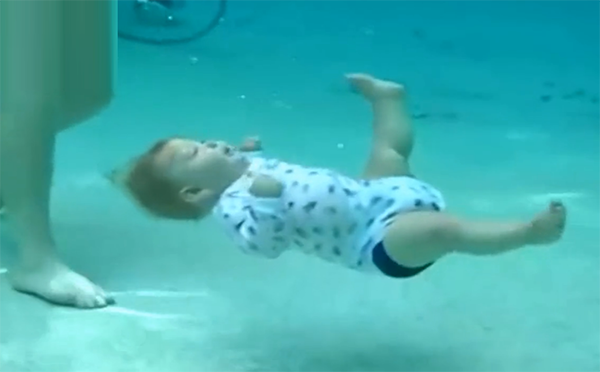 寶寶哭鬧不止，被媽媽一把按到水裡，寶寶直接沉到水底，太狠心了 親子 第2張