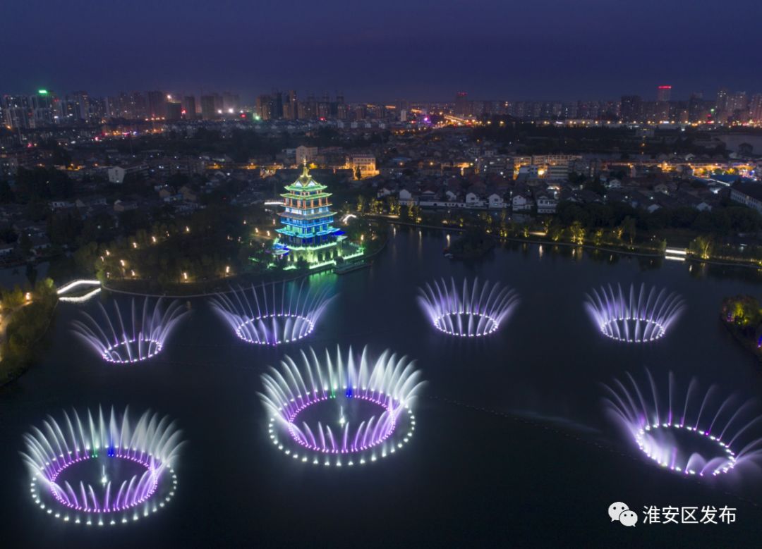 迎着初升的太阳健步古城墙遗址公园;夜晚,行走在水舞灯秀的萧湖公园