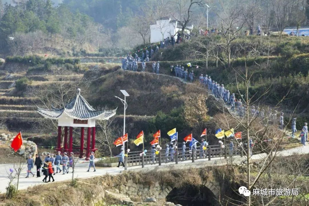 2018年12月16日,武汉漫步天涯户外俱乐部300余人走进麻城市木子店镇