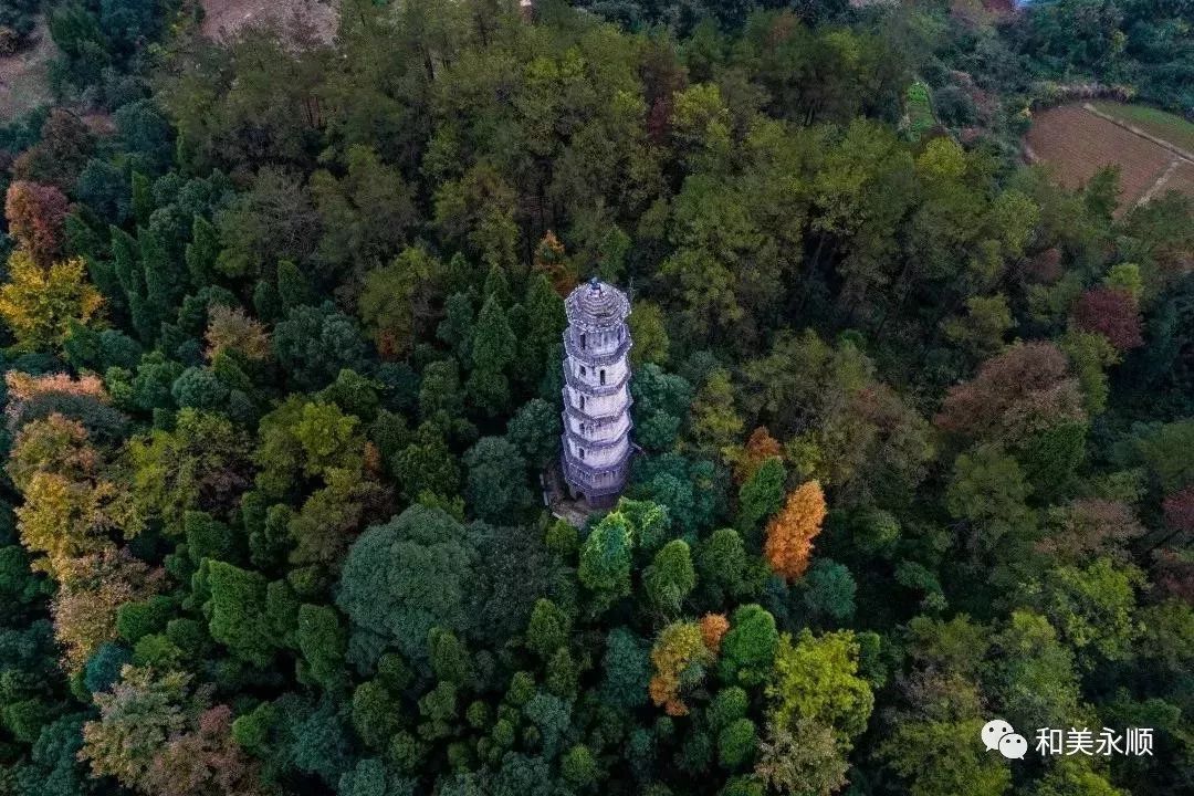 推动旅游与城镇化结合起来,建设芙蓉镇,塔卧镇等一批旅游特色小镇.