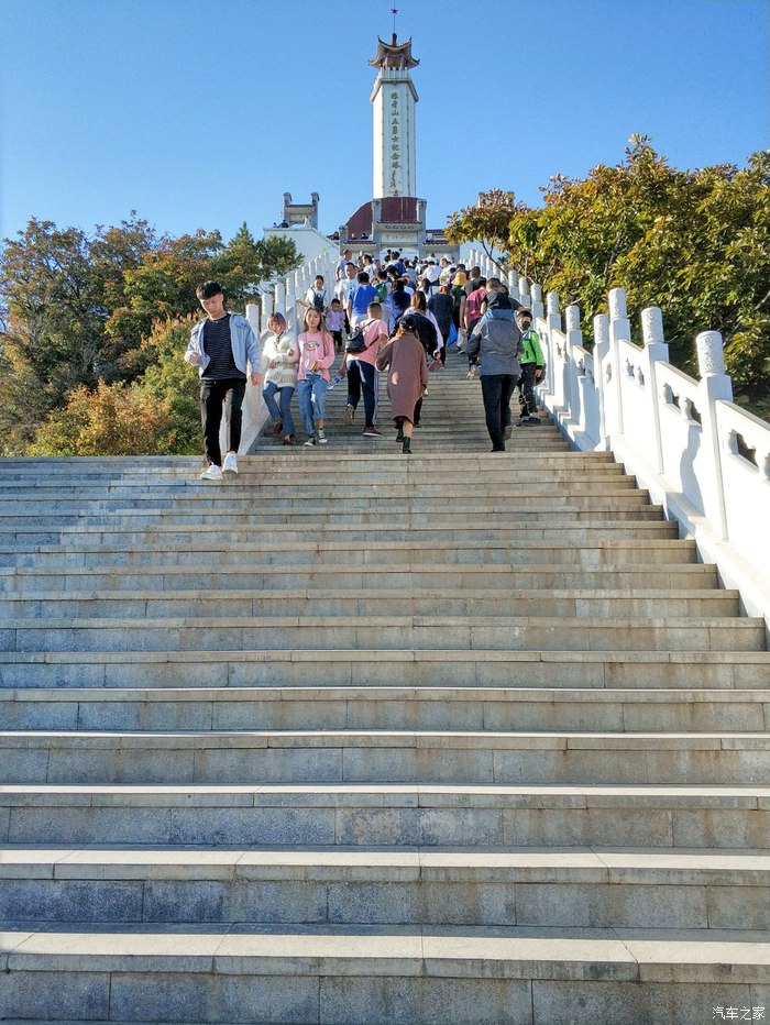 这上面是狼牙山勇士纪念塔,既然说来狼牙山就是冲着狼牙山五壮士的