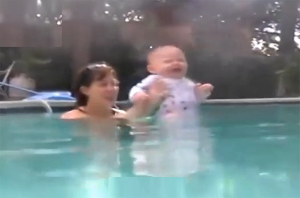 寶寶哭鬧不止，被媽媽一把按到水裡，寶寶直接沉到水底，太狠心了 親子 第1張