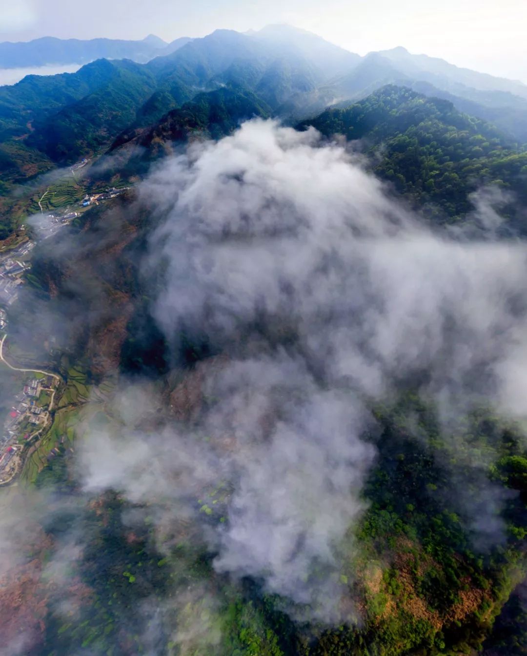 (云雾缭绕的大山,摄影师@曹喜林)