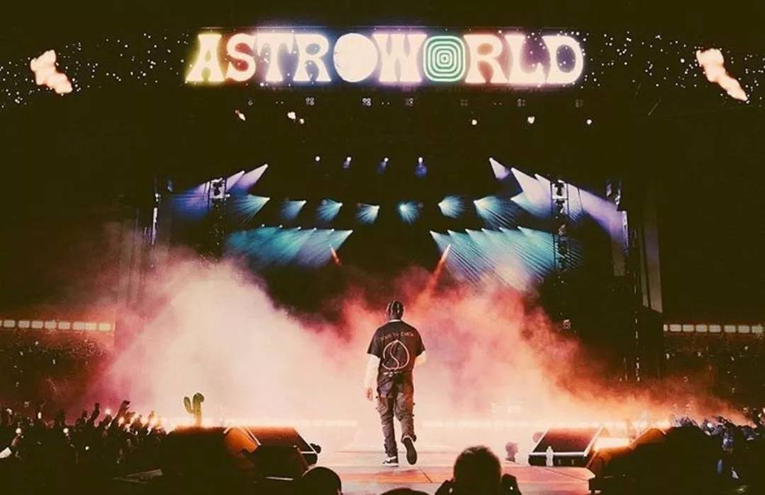 astroworld这个名字来自于美国得克萨斯的一个six flags游乐场,然而