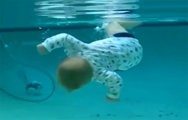 寶寶哭鬧不止，被媽媽一把按到水裡，寶寶直接沉到水底，太狠心了 親子 第4張