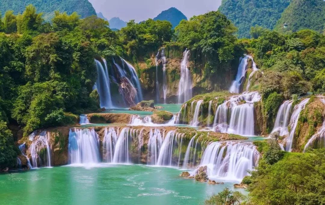 德天瀑布位于广西壮族自治区崇左市大新县硕龙镇德天村,中国与越南