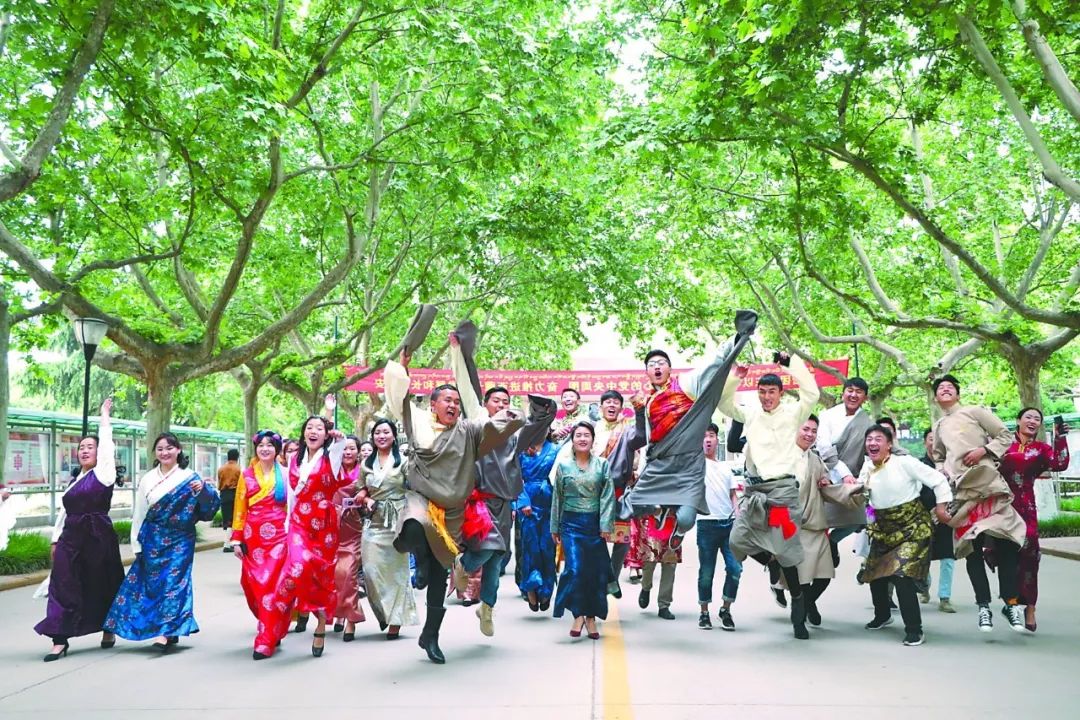人民生活水平迅速改善 藏族人民歌唱幸福生活 也歌唱民族团结: 太阳和