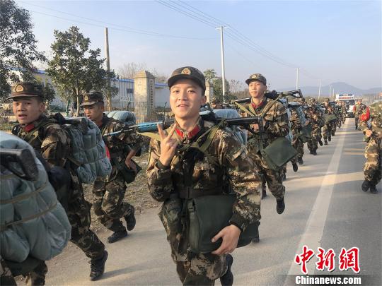 武警湖北总队3000余名新兵开启野营拉练征程