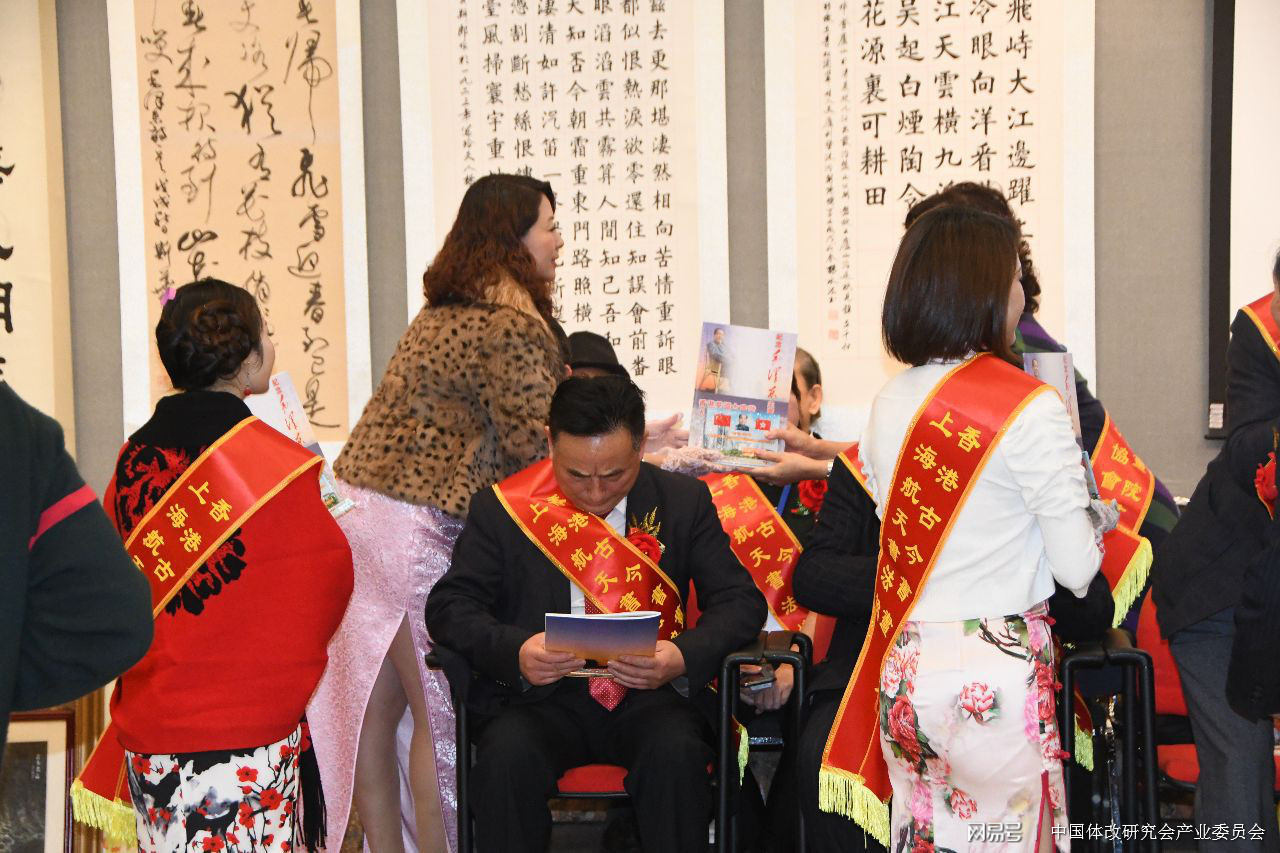 纪念毛泽东诞辰125周年毛泽东诗词书法作品展在香港开幕
