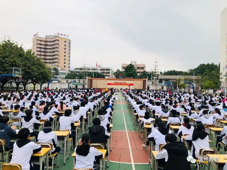 肇庆市第四中学师生千人大赛全景图↑参加软笔书法的校领导,中层