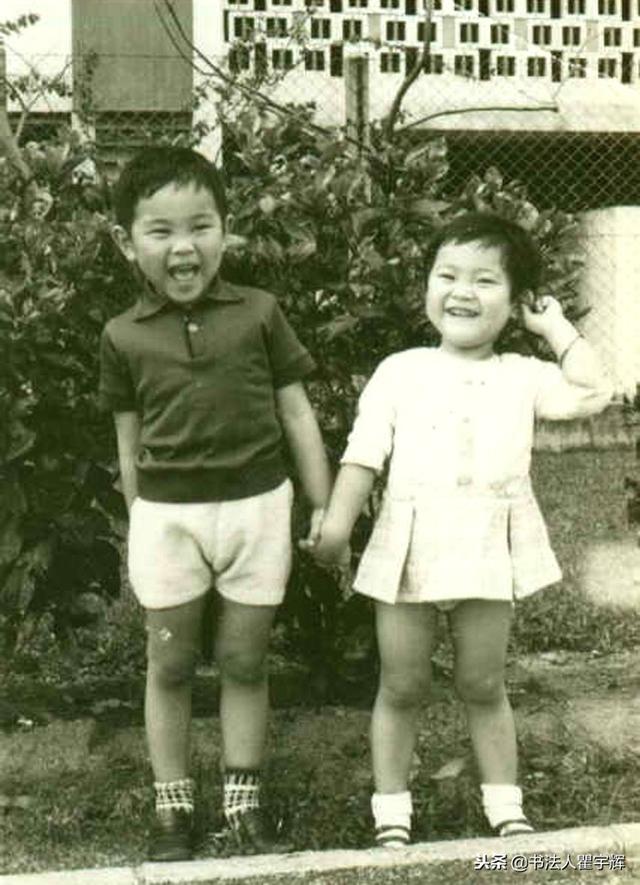 童年陈法蓉与妈妈在一起;伊人入梦来,灿烂可爱的童年,小时候的她太惹