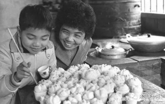 80年代的年夜饭,看老照片,穿新衣吃美味,都是满满的回忆!