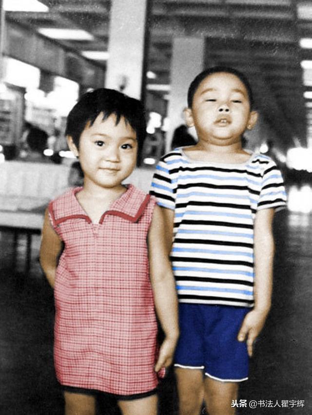 童年陈法蓉与妈妈在一起;伊人入梦来,灿烂可爱的童年,小时候的她太惹